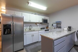 Fridge, microwave, oven, stovetop - River Views + Prime Bend Location (Bend)