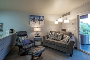 TV, fireplace, books, offices - River Views + Prime Bend Location (Bend)