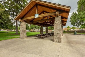 Outdoor dining - River Views + Prime Bend Location (Bend)