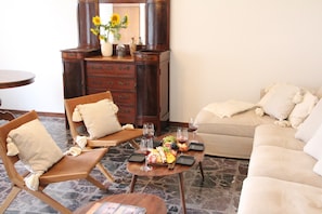 Een open haard en een stereo