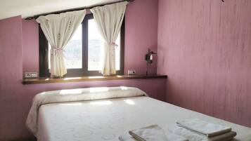 2 عدّة غرف نوم وواي فاي مجانًا وملاءات أسرّة