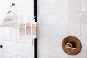 Een haardroger, handdoeken, zeep, shampoo