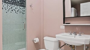 Sèche-cheveux, serviettes fournies, savon, shampoing