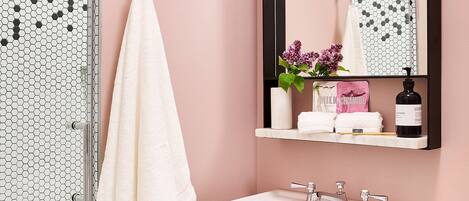 Een haardroger, handdoeken, zeep, shampoo