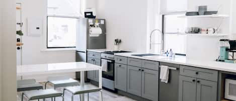 Refrigerador, microondas, horno, placa de cocina