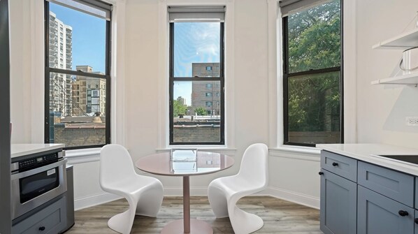 Jääkaappi, mikroaaltouuni, uuni, liesi