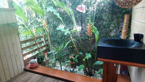 Property grounds - Separate bedroom with tropical shower (Lamentin)