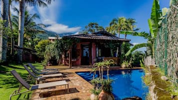 Hồ bơi ngoài trời, ghế dài tắm nắng