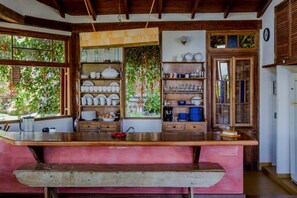 Outdoor dining - Feiticeira GuestHouse (Ilhabela)