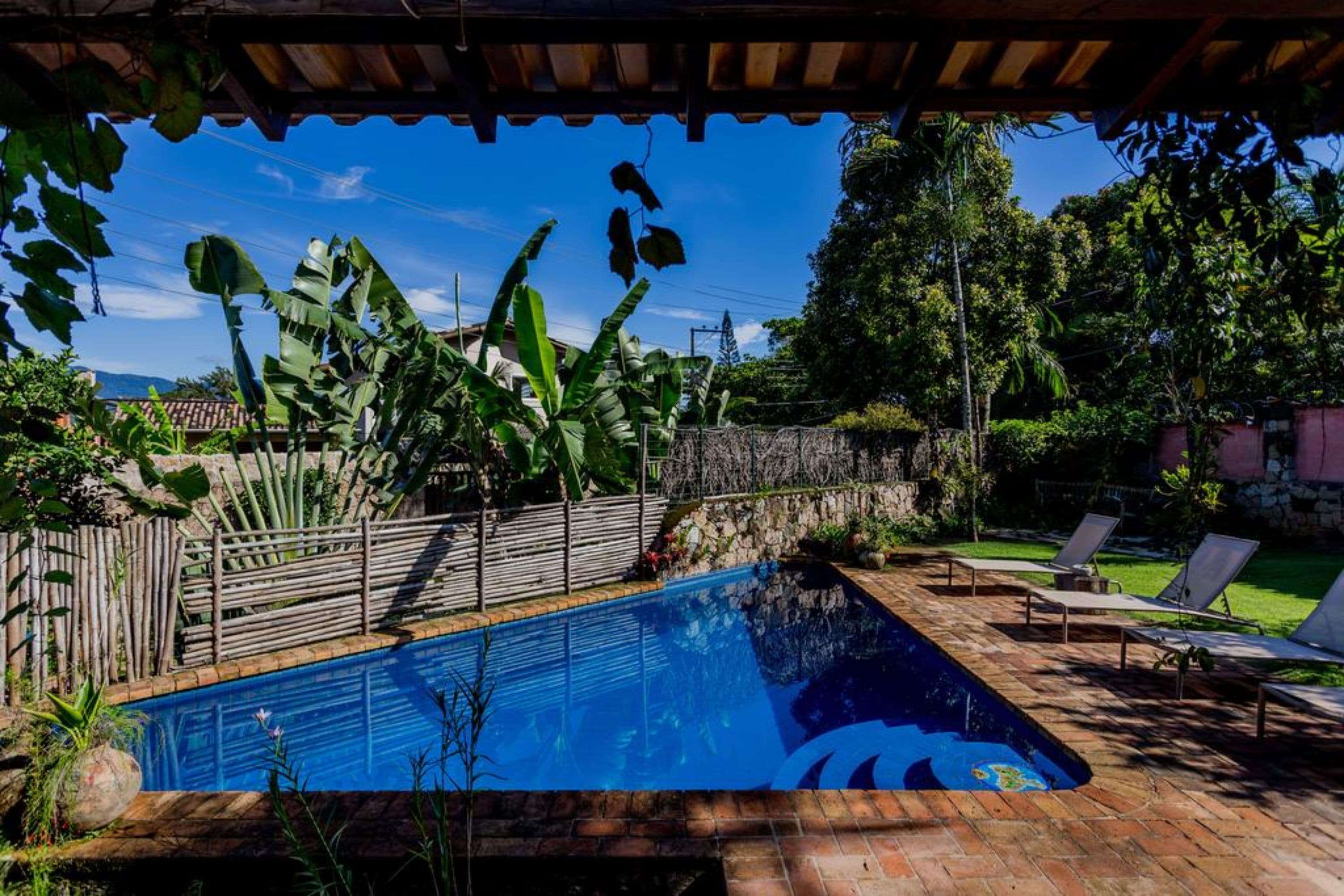 Piscina a l'aire lliure i gandules 