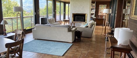 Fernseher, Kamin