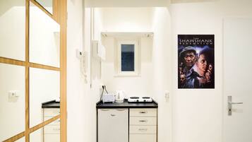 Junior Quadruple Room | Private kitchen | Fridge, microwave, stovetop, electric kettle