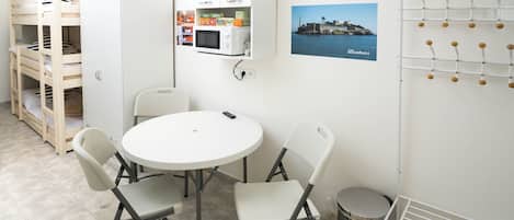 ジュニア 4 人部屋 | 遮光カーテン、防音設備、WiFi (無料)、ベッドシーツ