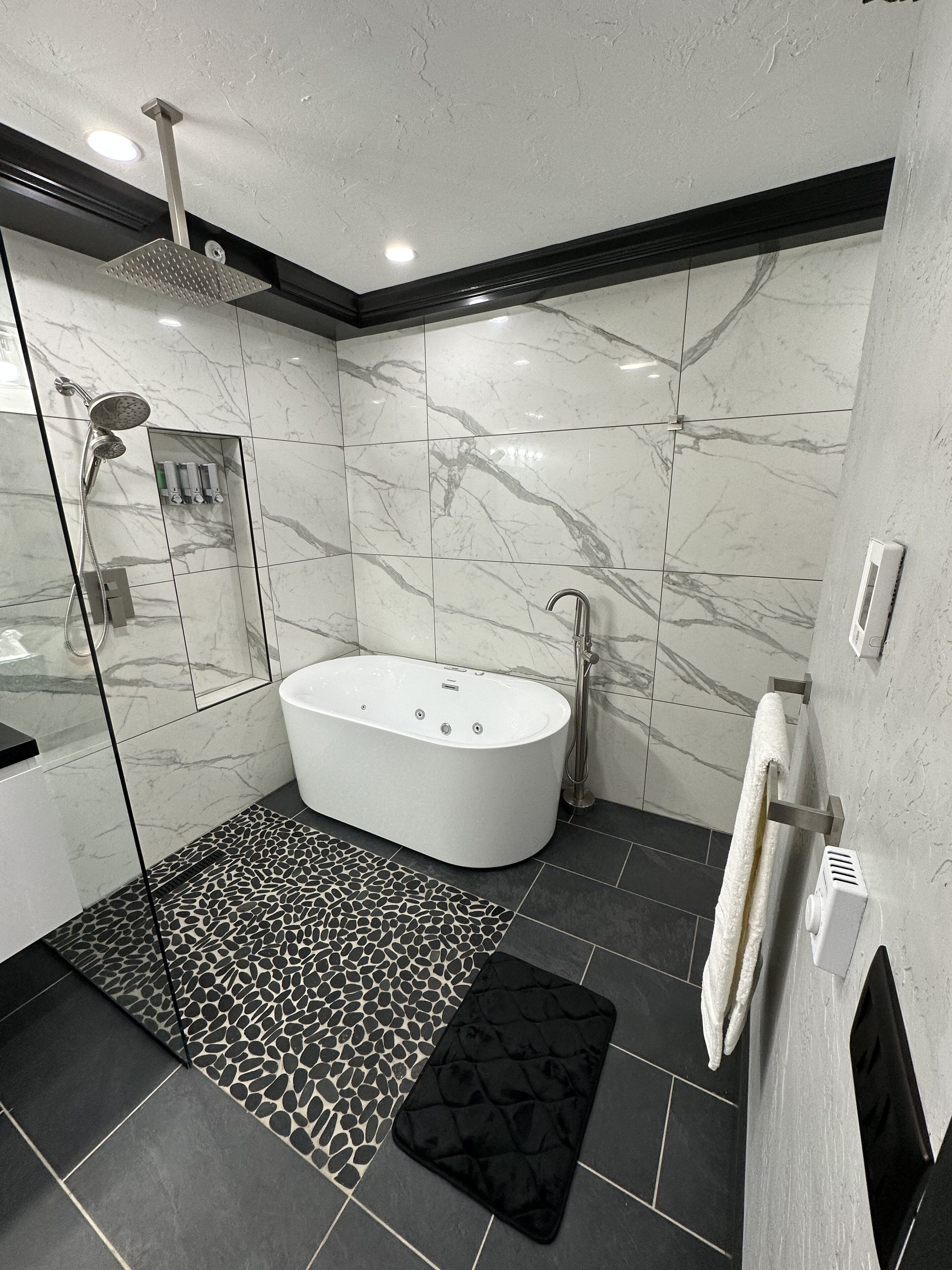 Banyera d'hidromassatge, assecador de cabells, tovalloles i sabó 