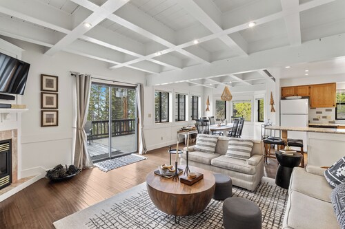 Cozy Lake Home with Beautiful View within 1 mile of a public beach