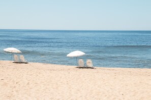 Vlak bij het strand, ligstoelen aan het strand, strandlakens