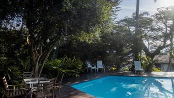 Außenpool, Liegestühle