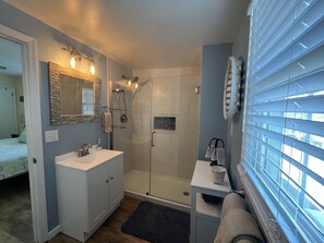 Combined shower/bathtub, hair dryer, towels, toilet paper - Stay near cherished shores, steps away from Top Places
 (North Myrtle Beach)