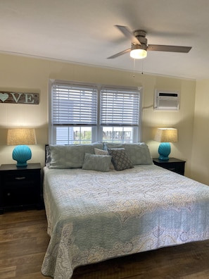 6 bedrooms, desk, iron/ironing board, free WiFi - Stay near cherished shores, steps away from Top Places
 (North Myrtle Beach)