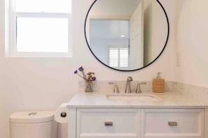 Tina de hidromasaje, amenidades de baño ecológicas, secadora de cabello