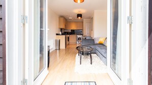 Un apartamento moderno con cocina, comedor y sala de estar.
