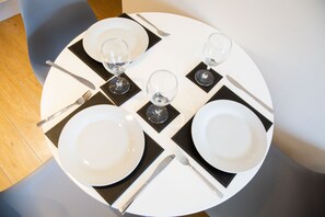 Apartamento Deluxe, baño privado, vistas a la ciudad | Restaurante