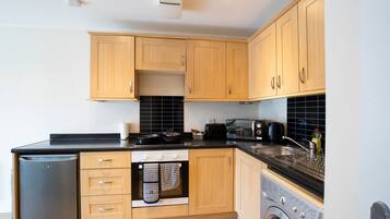Deluxe Apartment, Private Bathroom, City View | Private kitchen