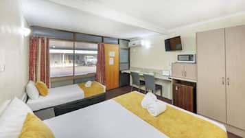 Queen room with a Single Bed