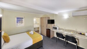 Executive Queen Room | 1 bedroom, Select Comfort beds, laptop workspace, blackout curtains