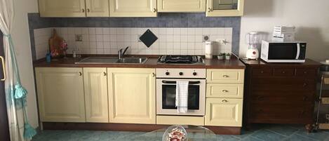 Mikrowelle, Wasserkocher mit Kaffee-/Teezubehör