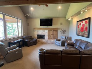 Smart TV, fireplace - Turnberry Condo (SSL) (Midway)