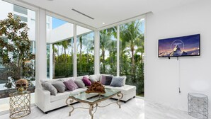 Smart TV, chimenea, futbolito y tenis de mesa 