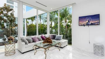 Téléviseur connecté, foyer, table de baby-foot, table de ping-pong