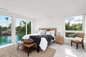 5 chambres, bureau, fer et planche à repasser, lit parapluie