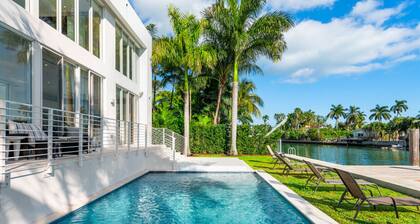 Impresionante santuario con amplias vistas a la bahía y muelle de hasta 100 pies