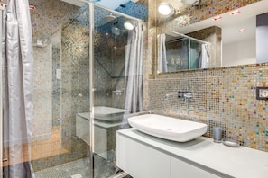 Shower, bidet - Piazza Santa Croce Design Apartment con Balcone (Firenze)