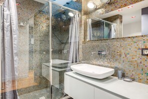 Shower, bidet - Piazza Santa Croce Design Apartment con Balcone (Firenze)
