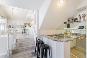 Réfrigérateur, four, plaque de cuisson, lave-vaisselle