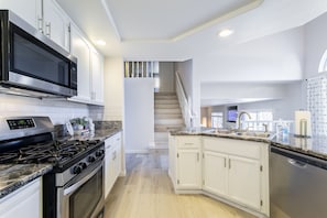 Réfrigérateur, four, plaque de cuisson, lave-vaisselle