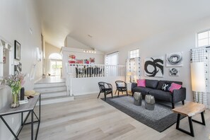 Living area - Designer home-6 miles to the Las Vegas Strip! (Henderson)