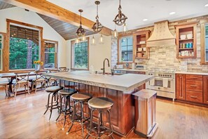 Fridge, microwave, oven, stovetop - Cozy Family Home w/ Suncadia Pool Access (Cle Elum)
