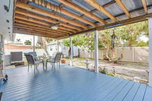 Outdoor dining - 1 Mi to Anna Maria Island: Pet-Friendly Retreat (Cortez)