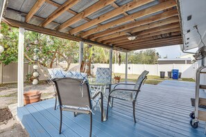 Outdoor dining - 1 Mi to Anna Maria Island: Pet-Friendly Retreat (Cortez)