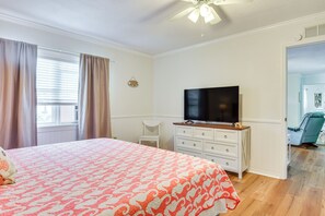 2 bedrooms, desk, Internet, bed sheets - 1 Mi to Anna Maria Island: Pet-Friendly Retreat (Cortez)