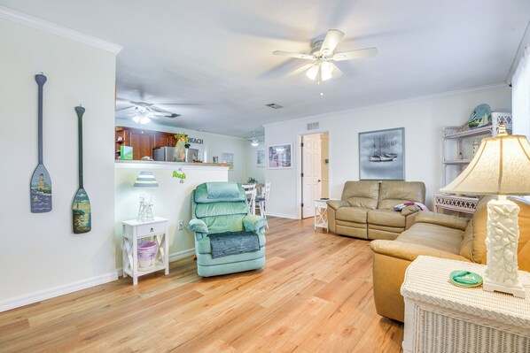TV, fireplace, books, offices - 1 Mi to Anna Maria Island: Pet-Friendly Retreat (Cortez)