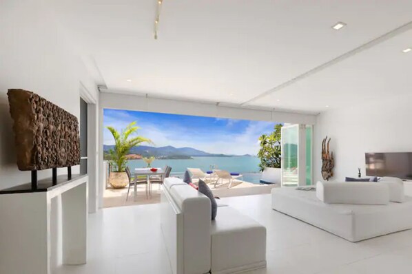 Q3 Apartment E | Área de estar | TV LED 42 polegadas com canais a cabo, TV, livros