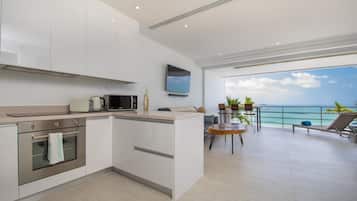 QR Apartment H | Private kitchen | Fridge, microwave, oven, dishwasher