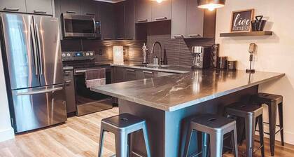 Matte Black 2 Bedroom - Music Row - Guitar Pool - Sleeps 6
