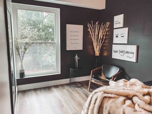 Interior - Matte Black 2 Bedroom - Music Row - Guitar Pool - Sleeps 6 (Nashville)