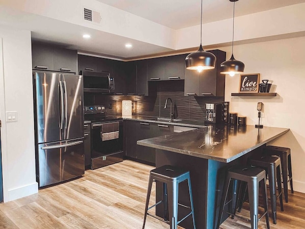 Fridge, microwave, oven, stovetop - Matte Black 2 Bedroom - Music Row - Guitar Pool - Sleeps 6 (Nashville)